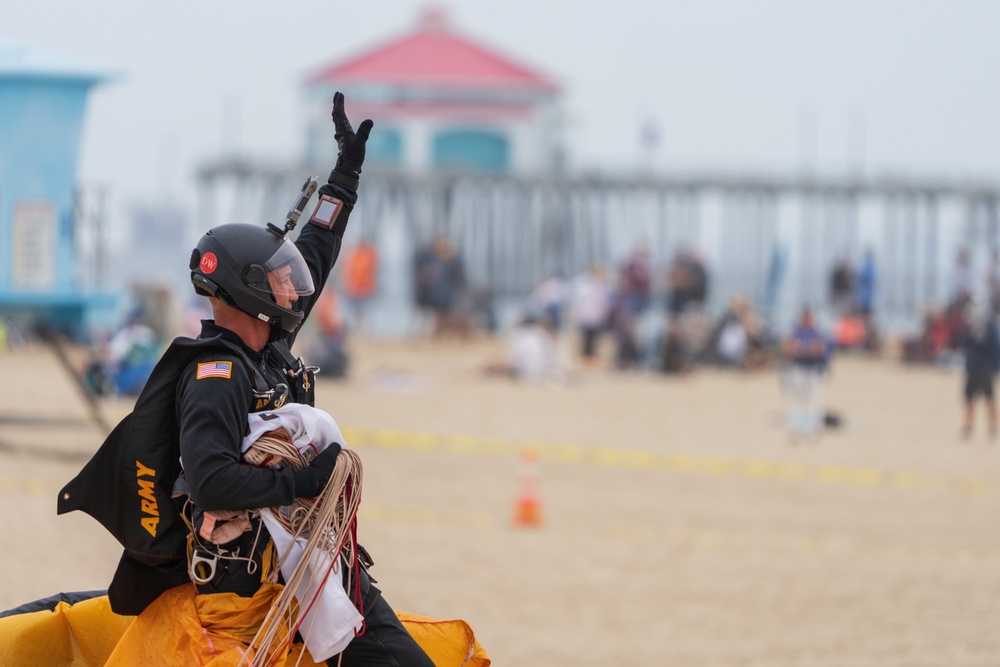 Soldiers from Army Golden Knights jump at Pacific Airshow