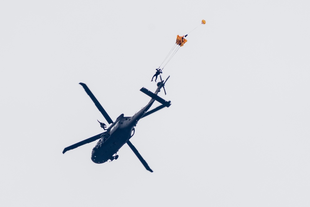 Soldiers from Army Golden Knights jump at Pacific Airshow