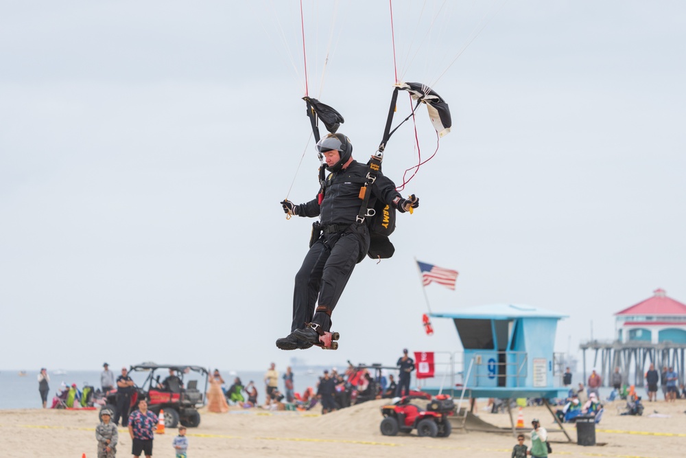 Soldiers from Army Golden Knights jump at Pacific Airshow