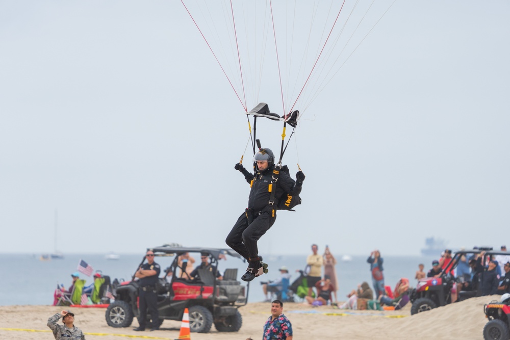 Soldiers from Army Golden Knights jump at Pacific Airshow