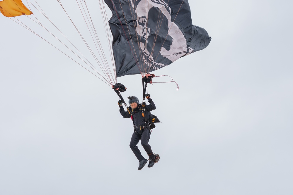 Soldiers from Army Golden Knights jump at Pacific Airshow