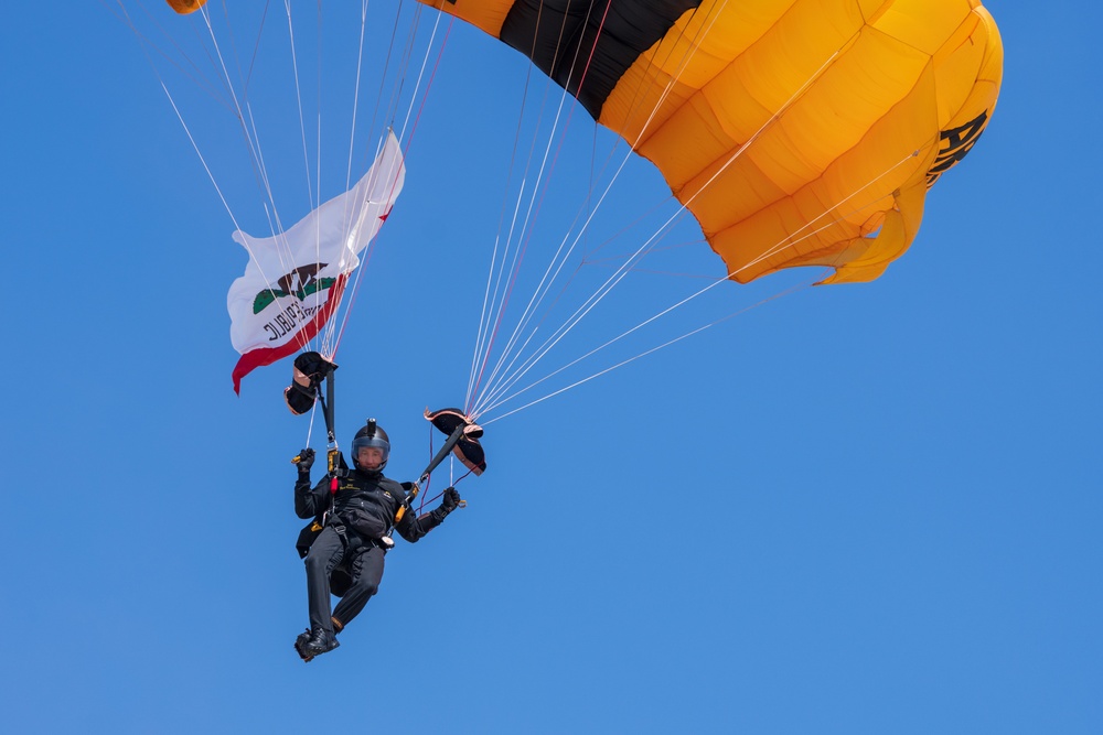 Soldiers from Army Golden Knights jump at Pacific Airshow