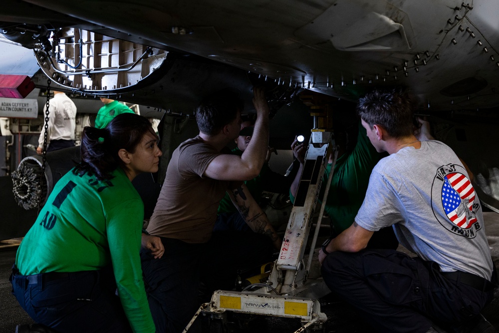 F/A-18E Super Hornet Routine Maintenance