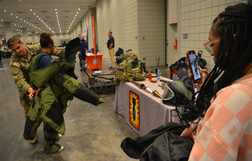 Soldiers Share Their Stories During Big Apple College Fair