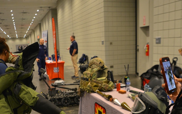 Soldiers Share Their Stories During Big Apple College Fair