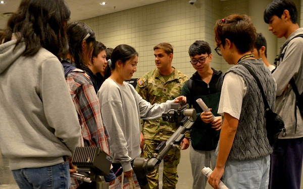 Soldiers Share Their Stories During Big Apple College Fair