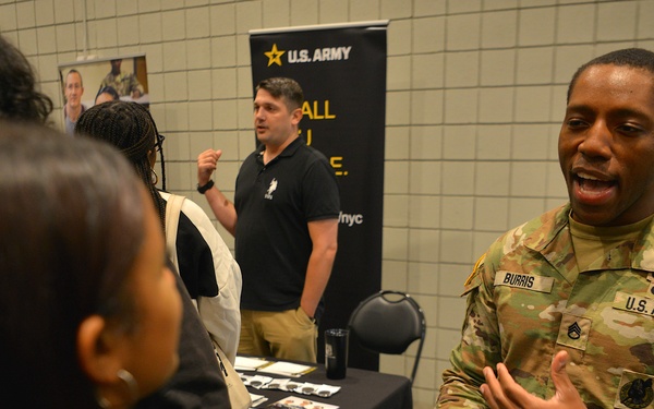 Soldiers Share Their Stories During Big Apple College Fair