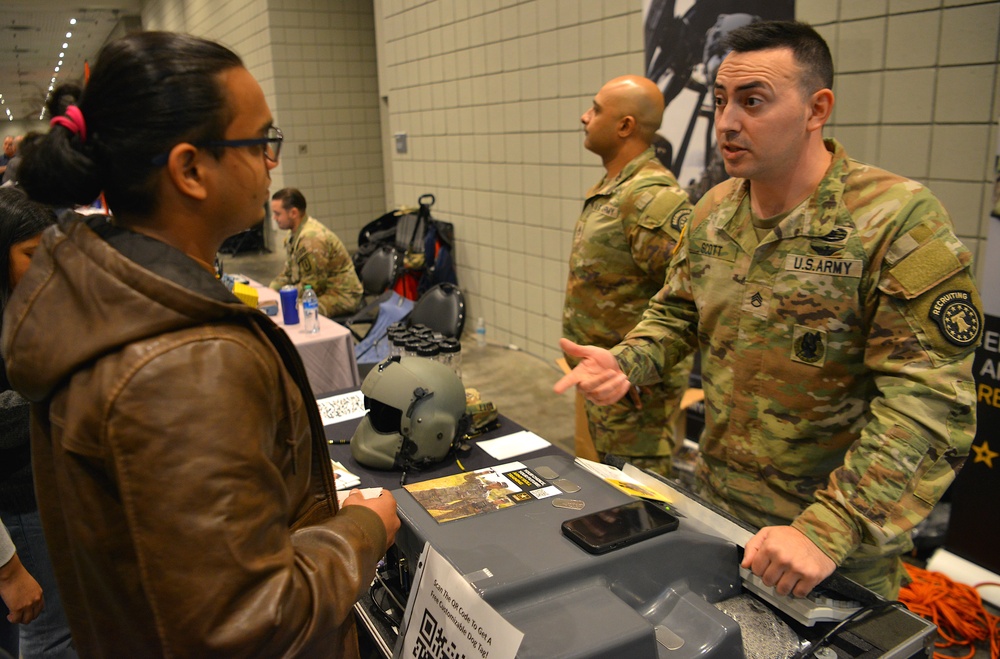 Soldiers Share Their Stories During Big Apple College Fair