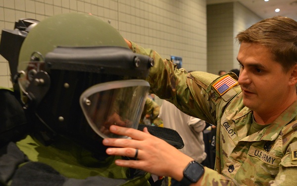 Soldiers Share Their Stories During Big Apple College Fair