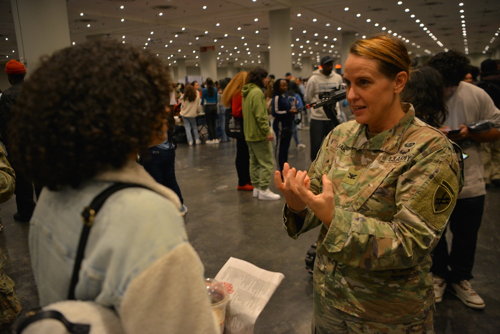 Soldiers Share Their Stories During Big Apple College Fair