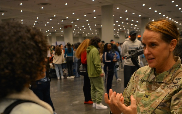 Soldiers Share Their Stories During Big Apple College Fair