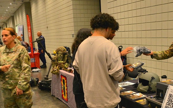 Soldiers Share Their Stories During Big Apple College Fair