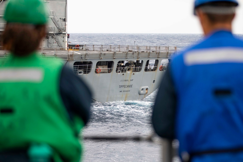 USS Ralph Johnson conducts RAS with USNS Tippecanoe.