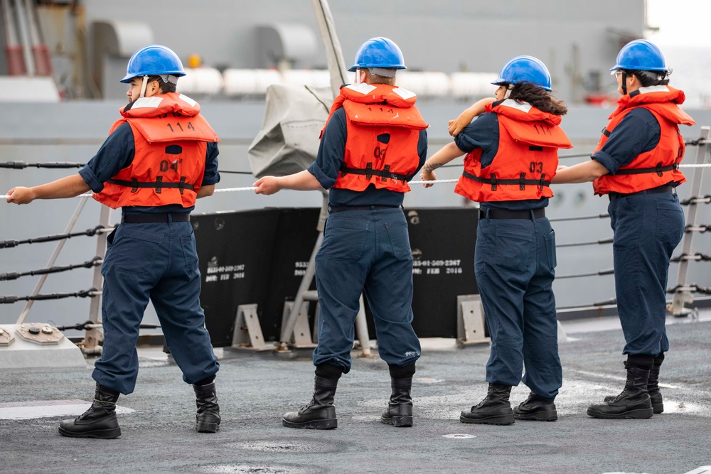 USS Ralph Johnson conducts RAS with USNS Tippecanoe.