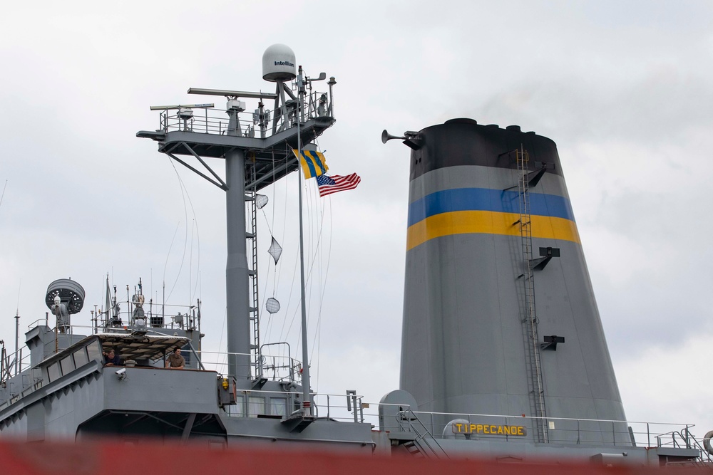 USS Ralph Johnson conducts RAS with USNS Tippecanoe.