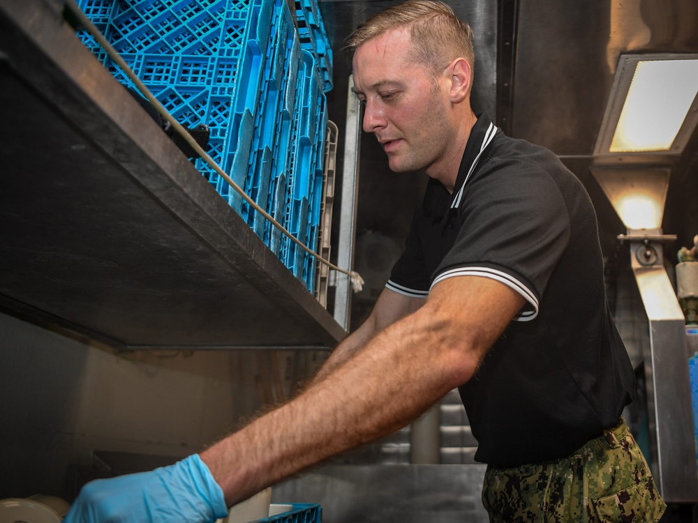 Getting down to it: First Class Petty Officer Association cranks to give back