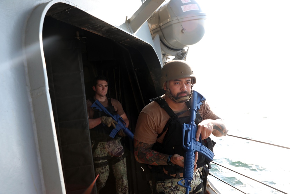 USS Paul Ignatius Holds VBSS Training