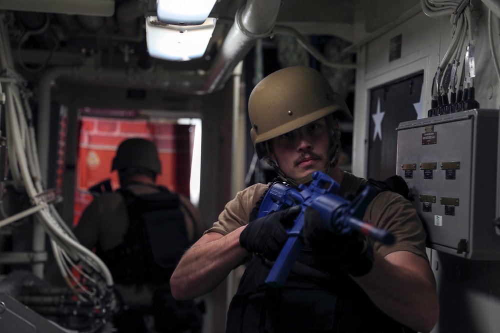 USS Paul Ignatius Holds VBSS Training