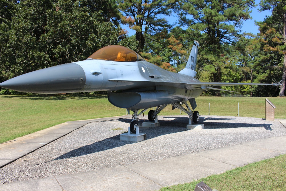 F-16 Fighting Falcon display at Arnold AFB honors Harpe