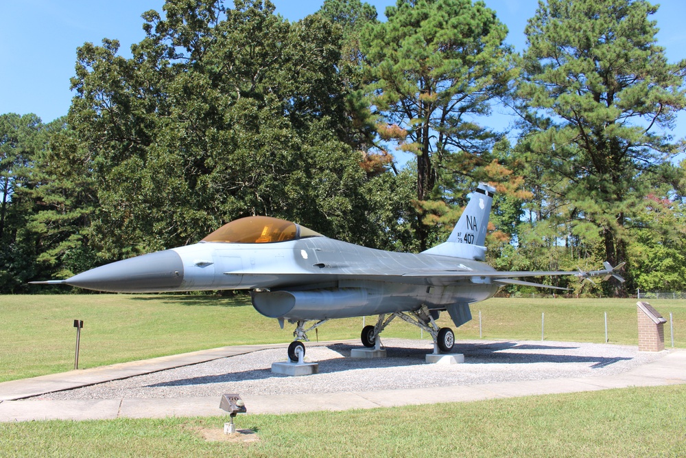 F-16 Fighting Falcon display at Arnold AFB honors Harpe