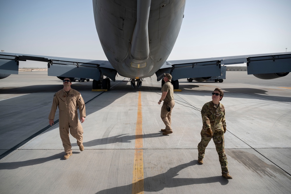 KC-135R Stratotanker keeps F-22 Raptors in the air