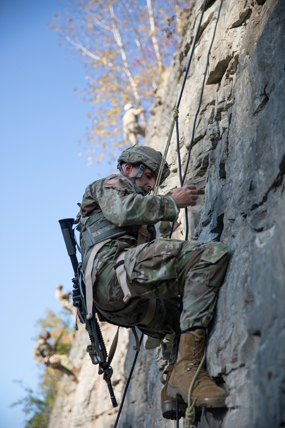 DVIDS - Images - Soldiers with the 10th Mountain Division conducted a  rappelling and rope management lane during Alpine Readiness Week, Oct. 3,  2023, on Fort Drum, New York. [Image 5 of 8]