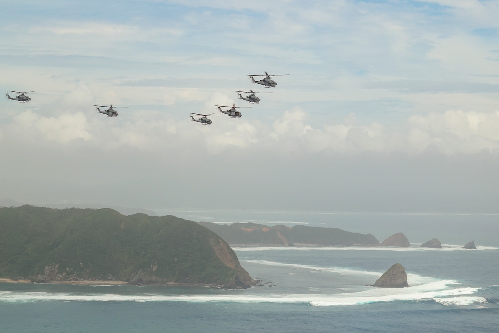 HMLA-169 Formation Flight