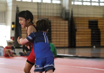 YOUNG GLADIATORS, LOCAL COUNTERPARTS COMPETE IN ONCE-IN-A-LIFETIME MATCH /日米の若き闘士、またとない機会でレスリングを楽しむ