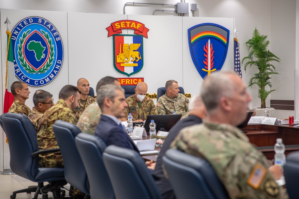 SETAF-AF CG meets with Maj. Gen. Francesco Olla