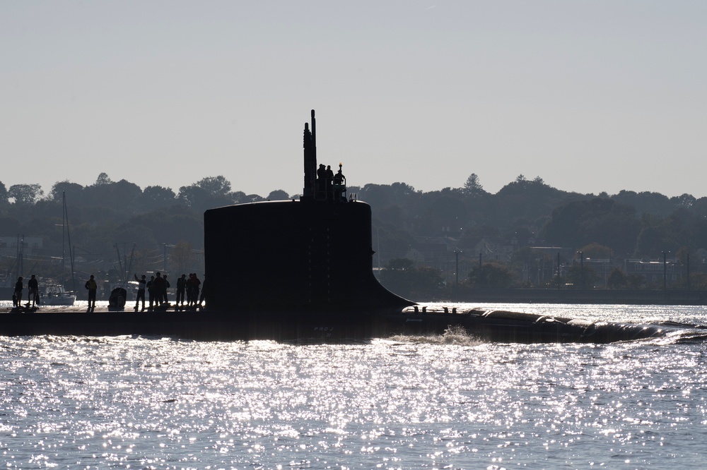 Hyman G. Rickover (SSN 795) Transits to SUBASE