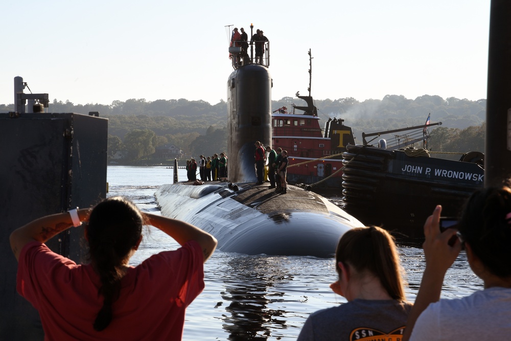 USS Hyman G. Rickover arrives in Groton