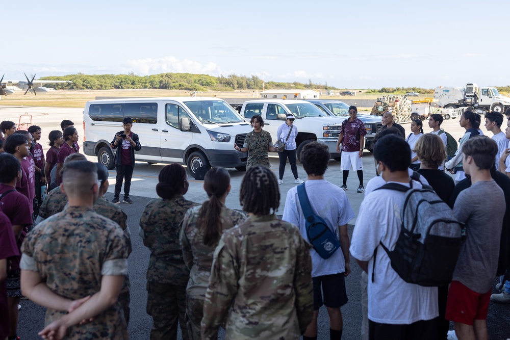 Farrington and Kailua Highschool visit MCAS KBAY