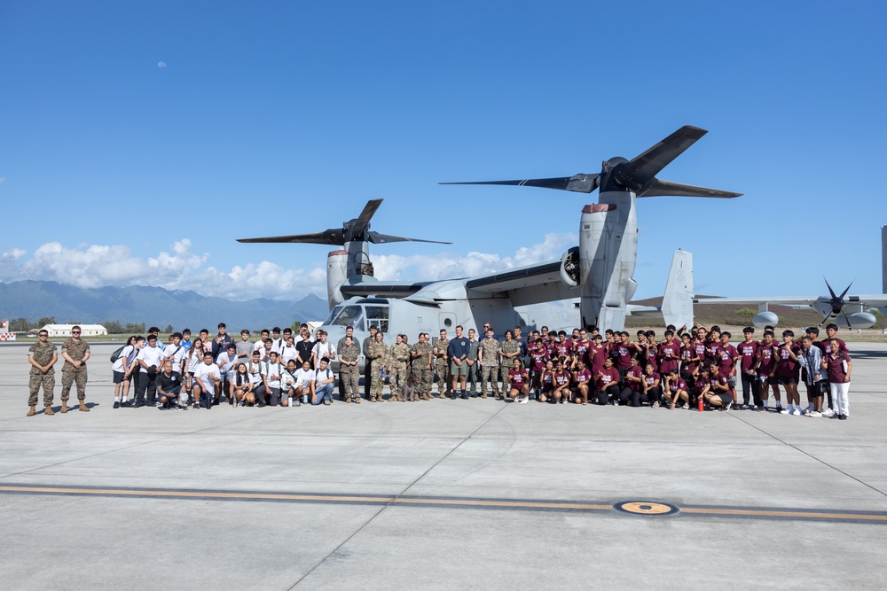 Farrington and Kailua Highschool visit MCAS KBAY