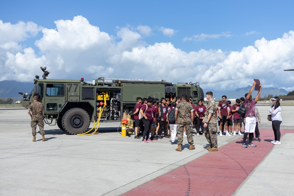 Farrington and Kailua Highschool visit MCAS KBAY