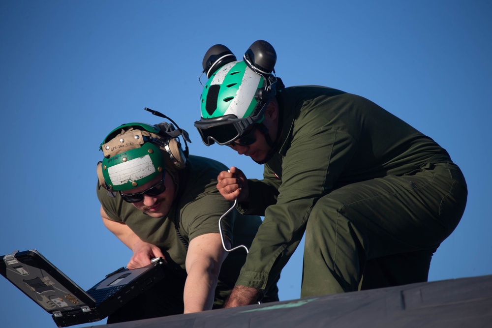 MAWTS-1 Marines maintain F-35s