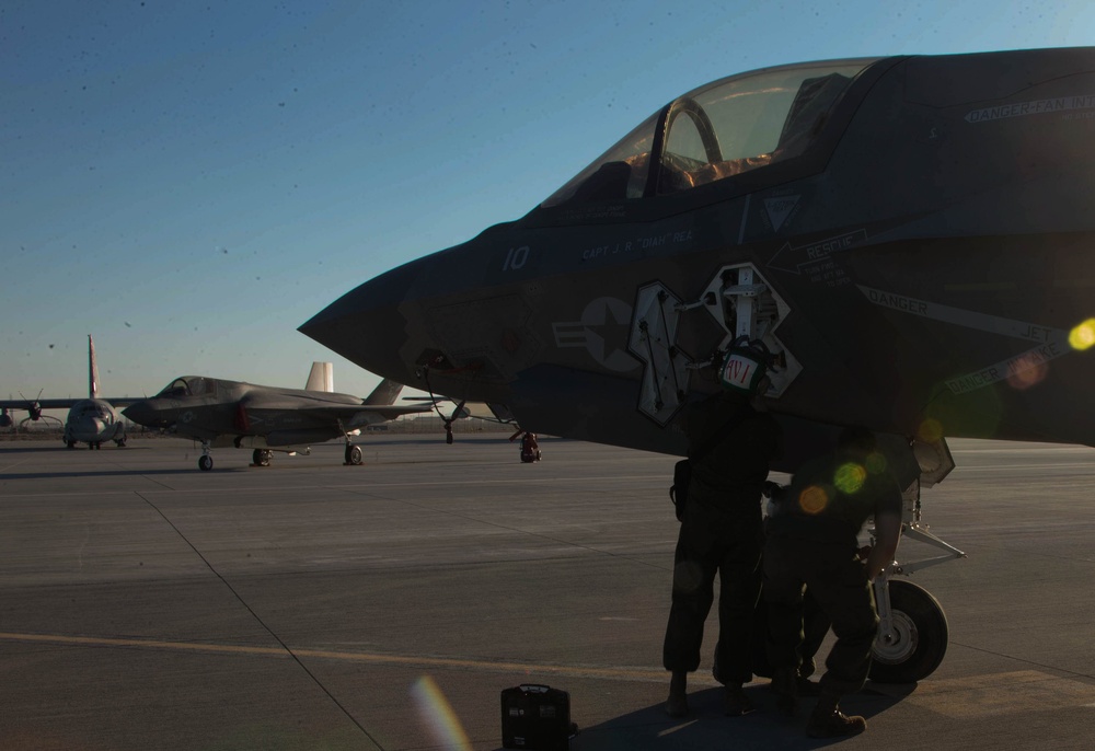 MAWTS-1 Marines maintain F-35s