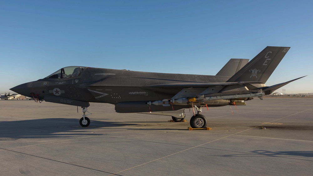 MAWTS-1 Marines maintain F-35s