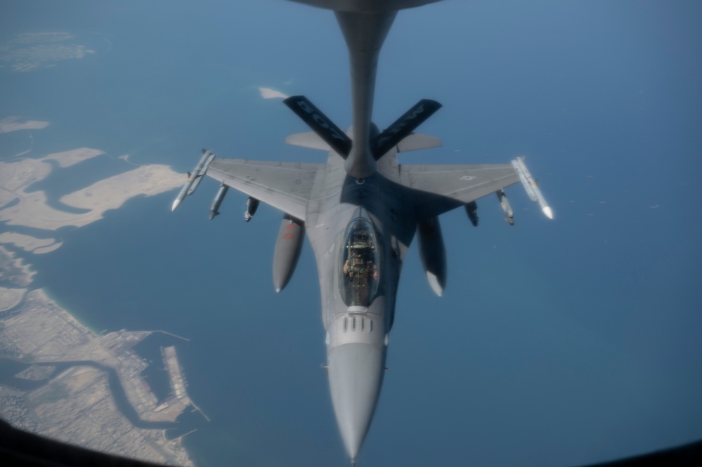 Refueling F-16 Fighting Falcons over the Strait of Hormuz