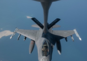Refueling F-16 Fighting Falcons over the Strait of Hormuz
