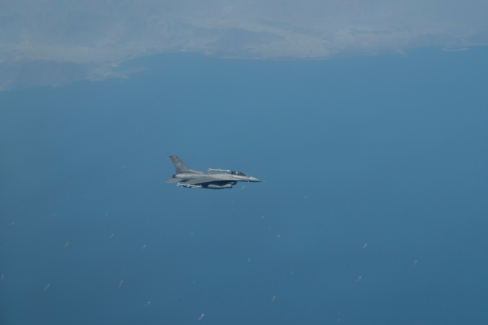 Refueling F-16 Fighting Falcons over the Strait of Hormuz