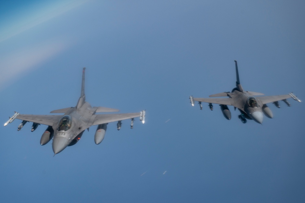 Refueling F-16 Fighting Falcons over the Strait of Hormuz