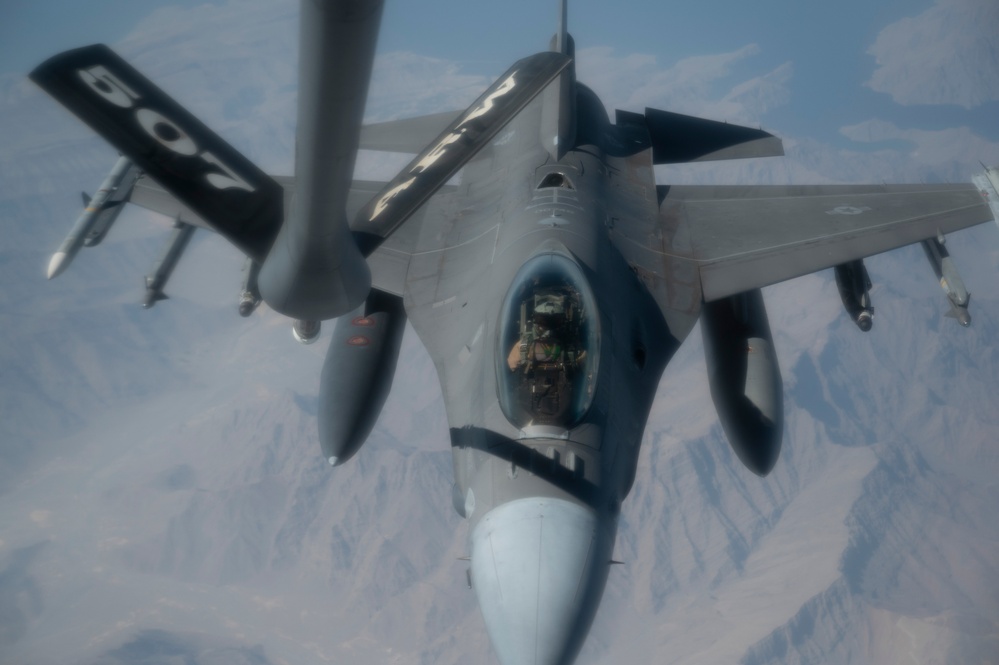 Refueling F-16 Fighting Falcons over the Strait of Hormuz