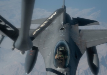 Refueling F-16 Fighting Falcons over the Strait of Hormuz