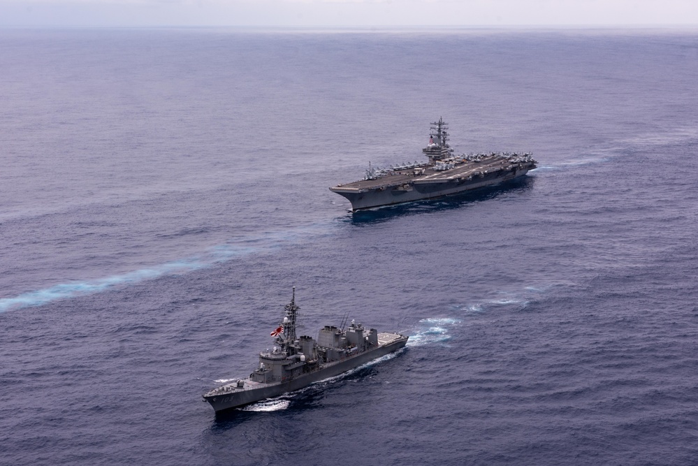 USS Ronald Reagan (CVN 76) steams in formation with guided-missile cruiser USS Antietam (CG 54), JMSDF destroyer JS Yuudachi (DD 103) and JMSDF frigate JS Noshiro (FFM 3)