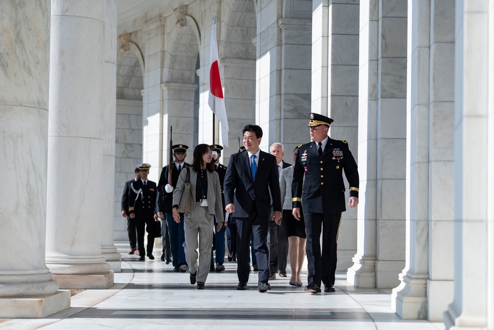 Japanese Defense Minister Kihara Minoru Participates in an Armed Forces Full Honors Wreath-Laying Ceremony at the Tomb of the Unknown Soldier