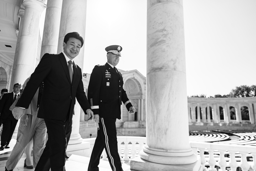 Japanese Defense Minister Kihara Minoru Participates in an Armed Forces Full Honors Wreath-Laying Ceremony at the Tomb of the Unknown Soldier