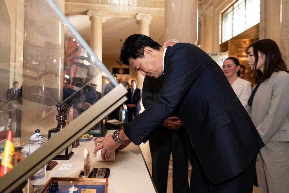 Japanese Defense Minister Kihara Minoru Participates in an Armed Forces Full Honors Wreath-Laying Ceremony at the Tomb of the Unknown Soldier