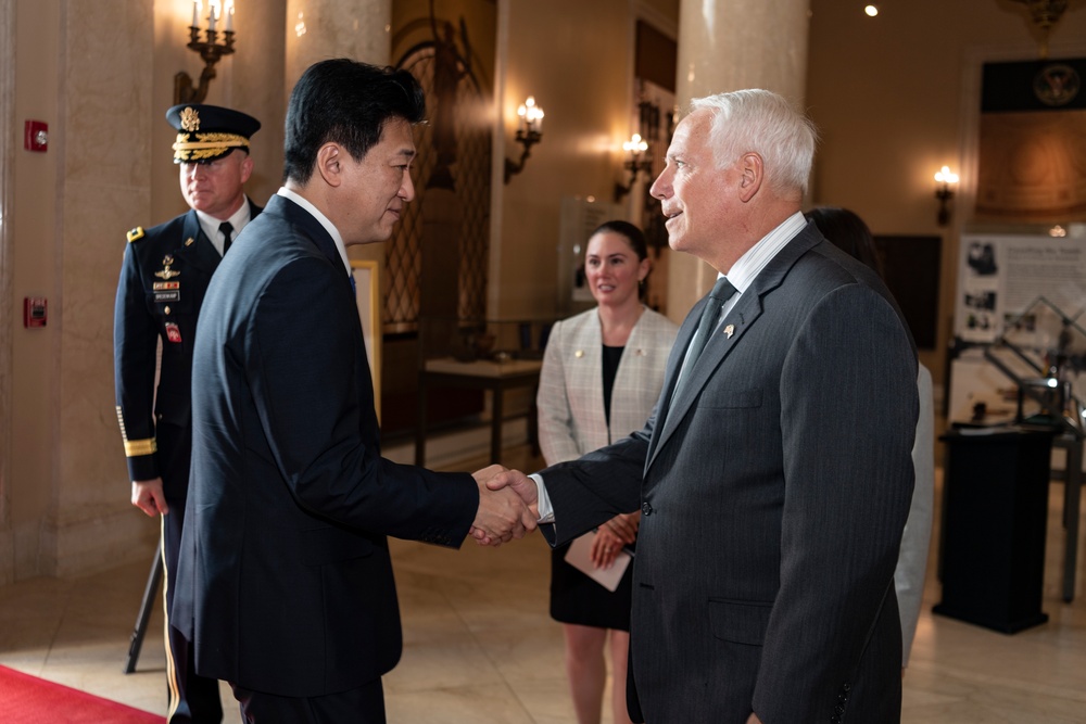 Japanese Defense Minister Kihara Minoru Participates in an Armed Forces Full Honors Wreath-Laying Ceremony at the Tomb of the Unknown Soldier