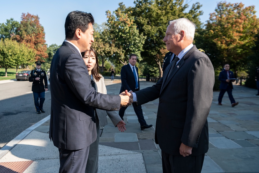 Japanese Defense Minister Kihara Minoru Participates in an Armed Forces Full Honors Wreath-Laying Ceremony at the Tomb of the Unknown Soldier