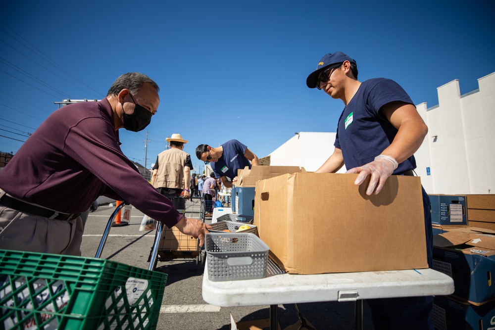 U.S. Coast Guardsmen distribute food to the local community during San Francisco Fleet Week 23